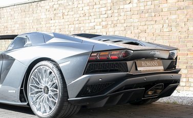 Lamborghini Aventador S LP740-4 Roadster 25