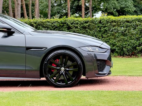 Jaguar XE R-DYNAMIC HSE BLACK 28