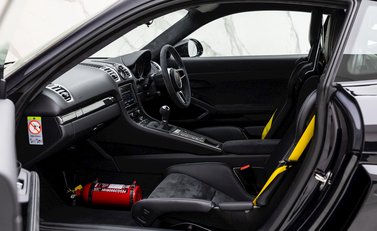 Porsche Cayman GT4 (718) 12
