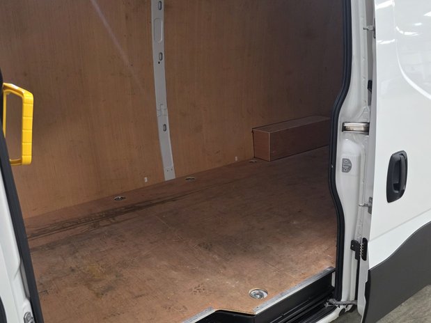 Iveco Daily Daily 35C14 Diesel 2.3 High Roof Business Van 4100L WB Hi-Matic 9
