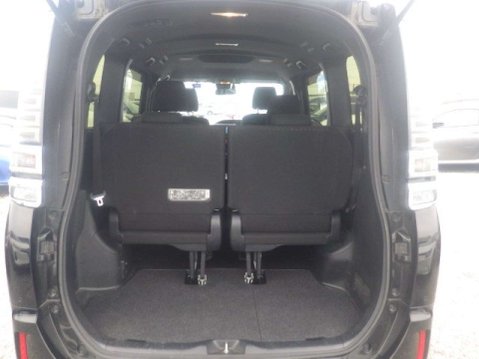 Toyota Voxy Hybrid 17