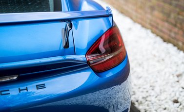 Porsche Cayman GT4 24