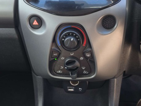 Toyota Aygo 1.0 VVT-i x-play Hatchback 5dr Petrol x-shift Euro 6 (Safety Sense) (71 ps) 38