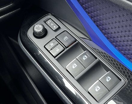 Toyota C-HR 1.8 C-HR-Dynamic HEV CVT 5dr 64