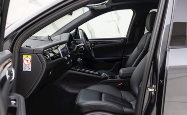 Porsche Macan S 16
