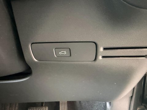 Volvo XC40 2.0 B4 MHEV Plus Dark DCT Auto Euro 6 (s/s) 5dr 17