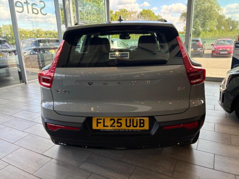 Volvo XC40 2.0 B4 MHEV Plus Dark DCT Auto Euro 6 (s/s) 5dr 5
