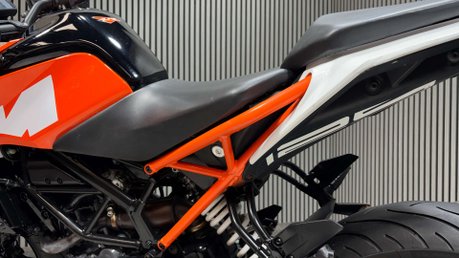 KTM Duke 2017 17K NEW MOT 125CC 15BHP NAKED BIKE 27