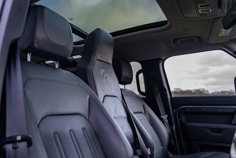 Land Rover Defender D300 SE Obsidian 10