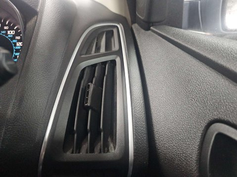 Ford Focus 1.6 Focus Zetec 105 5dr 47