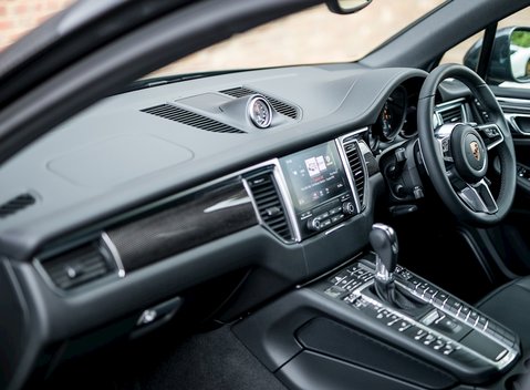 Porsche Macan GTS 17