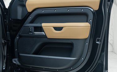 Land Rover Defender 110 D250 X-DYNAMIC HSE 28