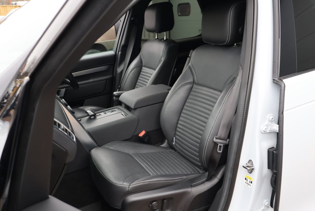 Land Rover Discovery R-DYNAMIC SE MHEV In RARE PEARL WHITE BLACK ROOF AND REAR SEATS  LOW MILES  16