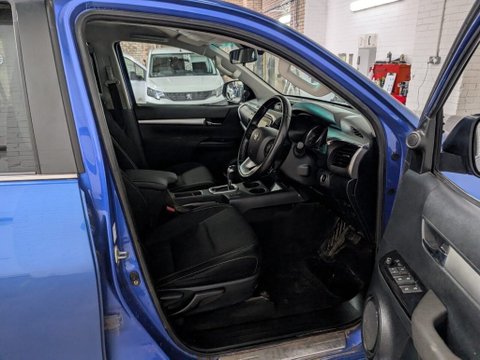 Toyota Hilux INVINCIBLE 4WD D-4D DCB 9