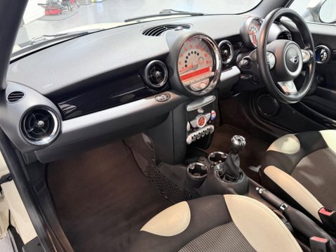 Mini Convertible 1.6 Cooper Euro 5 2dr 23