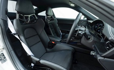 Porsche 911 (992) GT3 Touring 10
