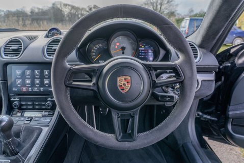 Porsche 718 Cayman GT4 12