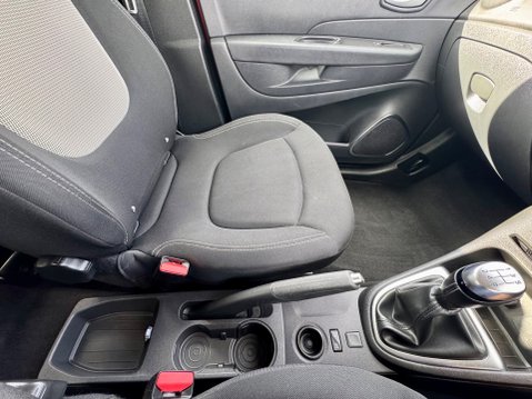 Renault Captur ICONIC TCE 37