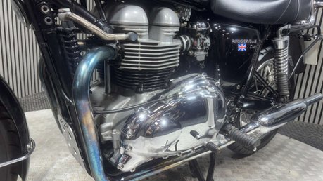 Triumph Bonneville 2004 ONLY 14K LONG MOT TOP BOX VERY CLEAN MODERN RETRO 790 16