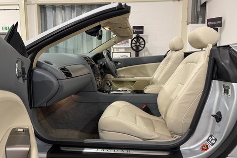 Jaguar XK 4.2 V8 Convertible 17