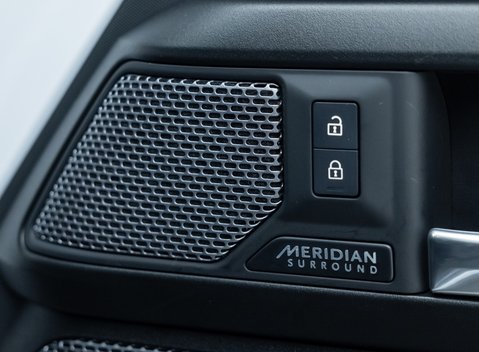 Land Rover Defender 90 V8 P525 URBAN 29