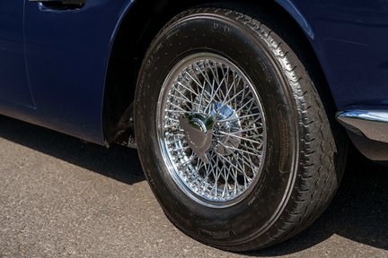 Aston Martin DB6 Mark II Volante 12