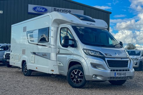 Elddis Majestic 254 2 Belt|4 Berth|Transverse Island Bed|Kitchen|Bathroom|Large Fridge Freezer