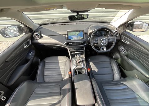 MG HS 1.5 T-GDI EXCLUSIVE 12