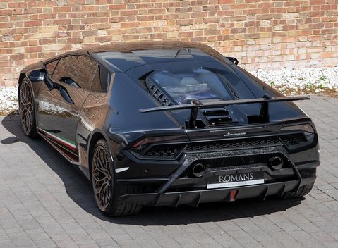 Lamborghini Huracan LP640-4 Performante 9