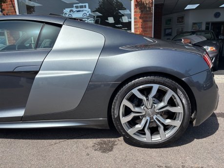 Audi R8 .2 FSI V10 Coupe 2dr Petrol S Tronic quattro Euro 5 (525 ps) 6