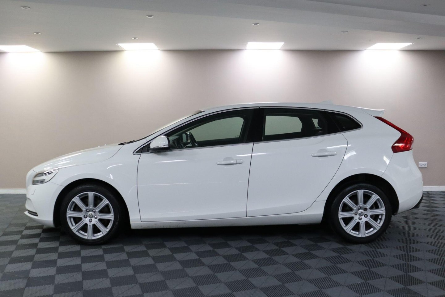 2018 Volvo V40 — image 14