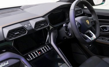 Lamborghini Urus 16