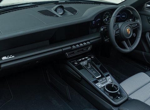 Porsche 911 Targa 50 YEARS PORSCHE DESIGN EDITION (992) 22