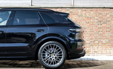 Porsche Cayenne Turbo (New Model) 28