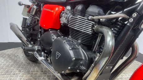 Triumph Bonneville SE 2013 7K NEW MOT INCREDIBLE CONDITION CUSTOM NAKED BIKE 865CC 19