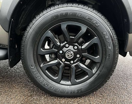 Toyota Hilux 2.8 HI-Luxury Invincible X D-4D 4WD Double Cab Auto 4WD 5dr 15