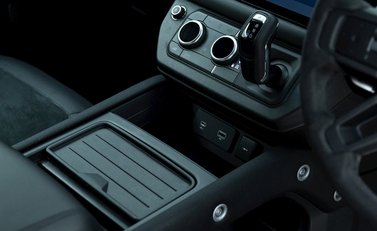 Land Rover Defender 90 V8 Bond Edition 17