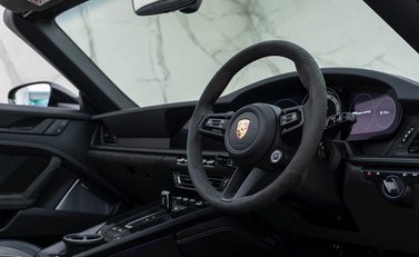 Porsche 911 (992) Targa 4 GTS 12