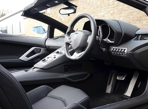 Lamborghini Aventador LP 700-4 Roadster 12