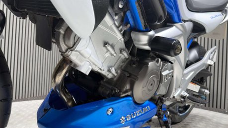 Suzuki Gladius 650 2010 ONLY 26K SV650 MOTOR MOT 08/27 SERVICED A2 650CC 35