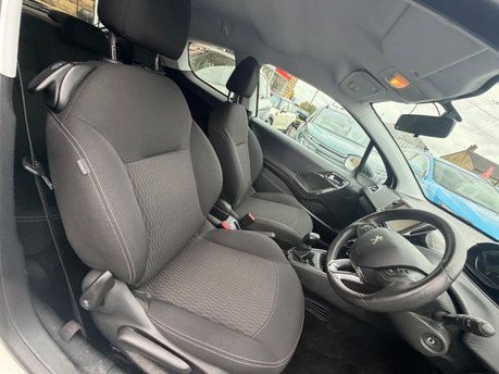 Peugeot 208 PURETECH BLACK EDITION 13