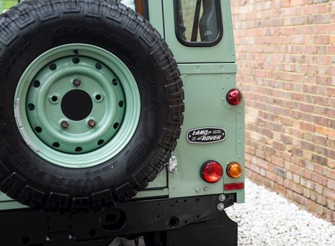 Land Rover Defender 110 Heritage Station Wagon 28