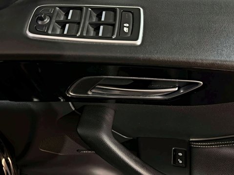 Jaguar F-Pace R-SPORT AWD 17