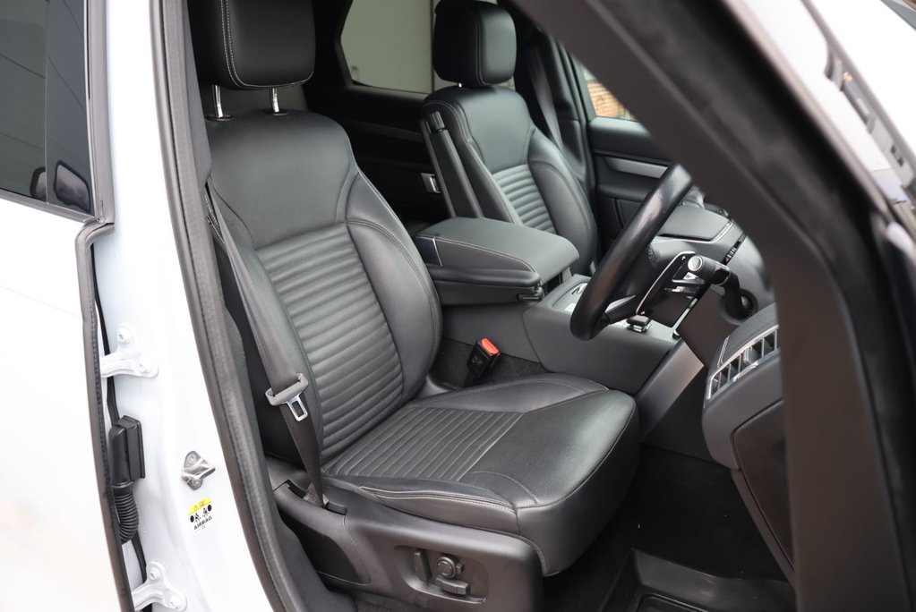 Land Rover Discovery R-DYNAMIC SE MHEV In RARE PEARL WHITE BLACK ROOF AND REAR SEATS  LOW MILES  13