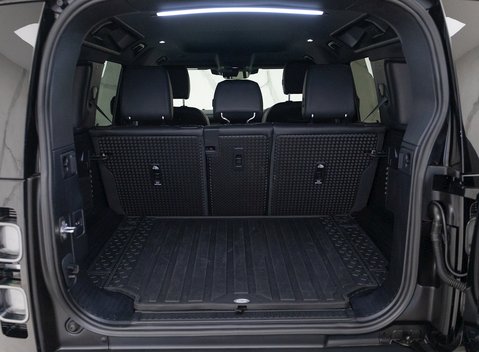 Land Rover Defender 110 X-Dynamic S D250 26