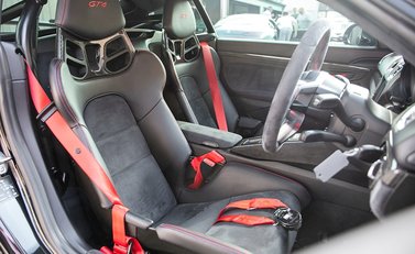 Porsche Cayman GT4 11