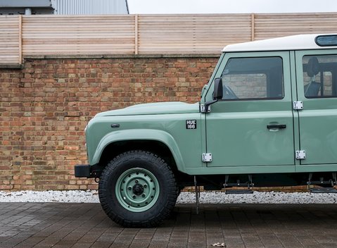 Land Rover Defender 110 Heritage 23
