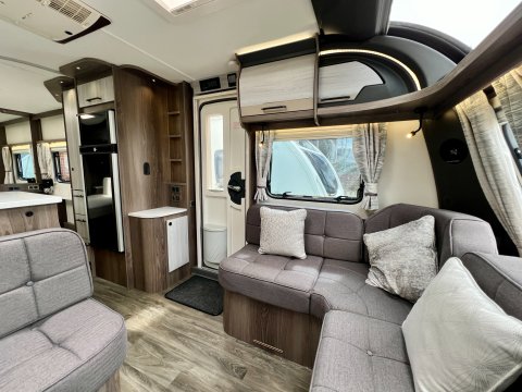 Coachman Lusso II  17