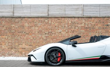 Lamborghini Huracan Spyder LP640-4 Performante 25
