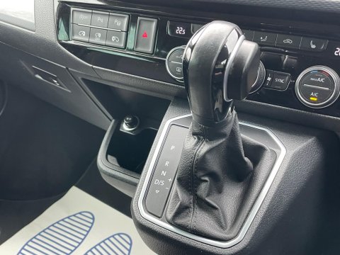 Volkswagen Caravelle 2.0 TDI Executive MPV 5dr Diesel DSG Euro 6 (s/s) (150 ps) 40